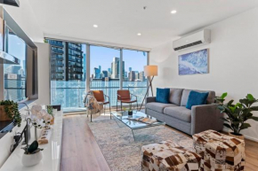 'Mainpoint 25th' Sky-high and Central with Pool